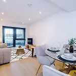 Stylish Centre With Terrace And Free Secure Parking * ليدز