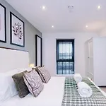 Stylish Centre With Terrace And Free Secure Parking * ليدز