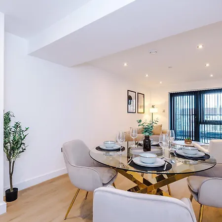 Stylish Centre With Terrace And Free Secure Parking Leeds (West Yorkshire)
