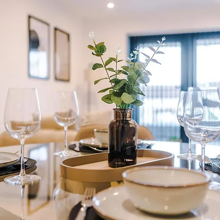 Stylish Centre 2 Bed With Free Parking Lägenhet