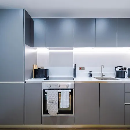 Stylish Centre With Terrace And Free Secure Parking Leeds (West Yorkshire)