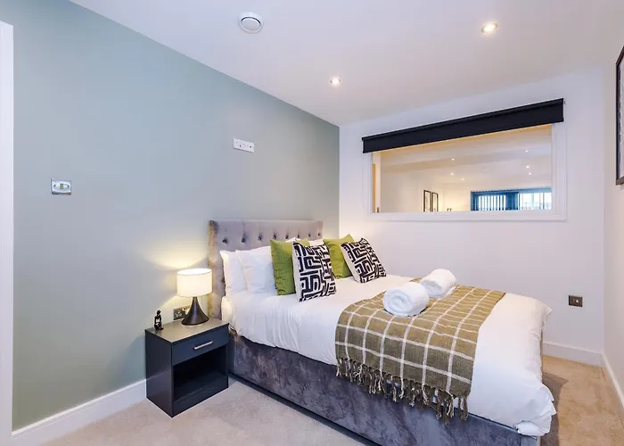 Stylish Centre With Terrace And Free Secure Parking Leeds (West Yorkshire)