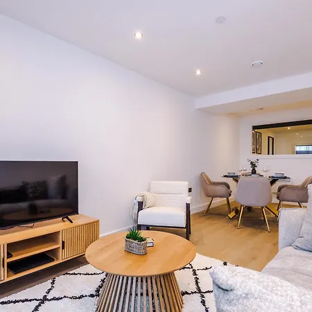 Stylish Centre 2 Bed With Free Parking *