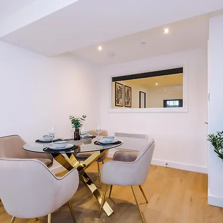 Stylish Centre 2 Bed With Free Parking *