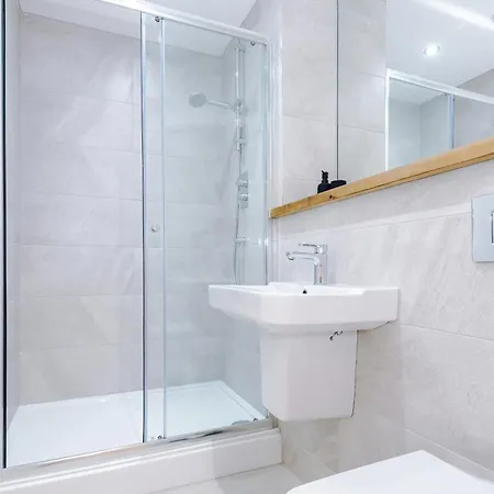 Stylish Centre 2 Bed With Free Parking Leeds (West Yorkshire)