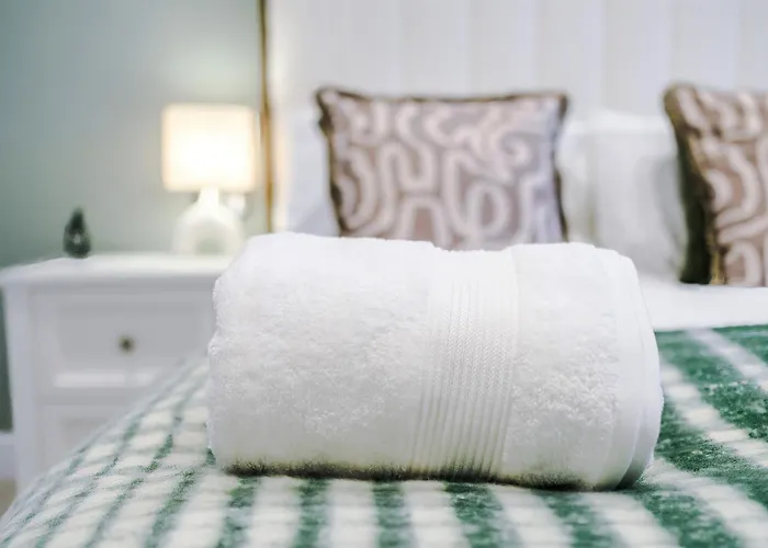 Stylish Centre With Terrace And Free Secure Parking Лідс