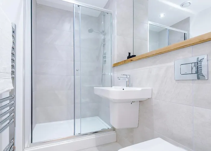 Stylish Centre With Terrace And Free Secure Parking Лідс